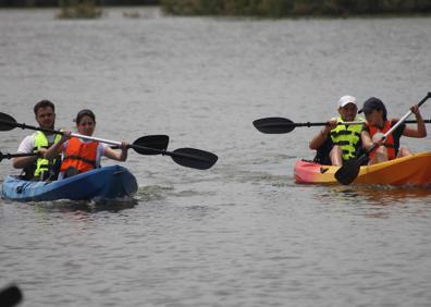 Imagen secundaria 1 - Actividades del sábado. Arriba, ruta por los pozos y abrevaderos, y abajo, piragüismo en el pantano y tiro de precisión