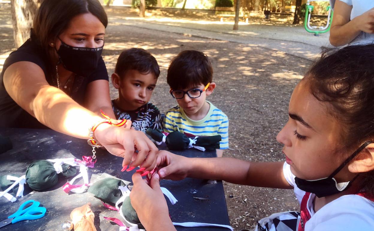 Los pequeños aprendiendo a realizar las cariocas