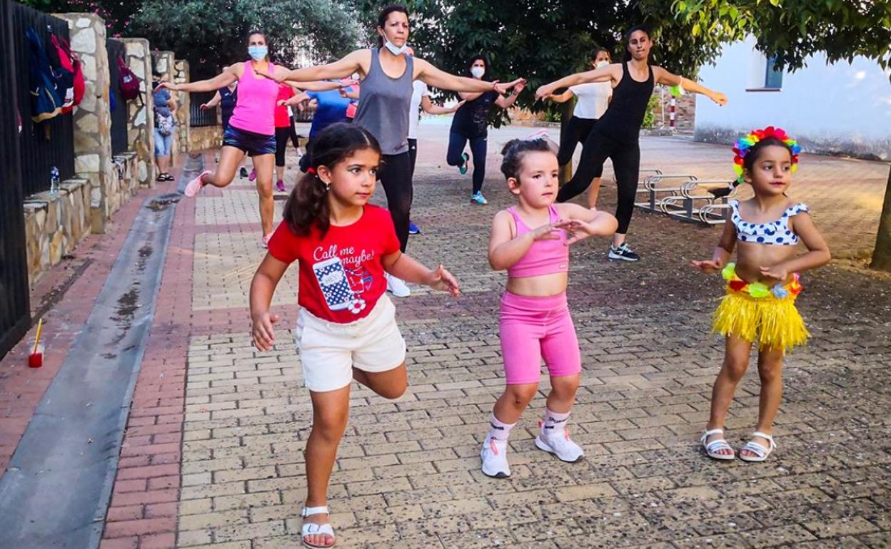 Algunas pequeñas también se animaron a las clases de danza y fitness