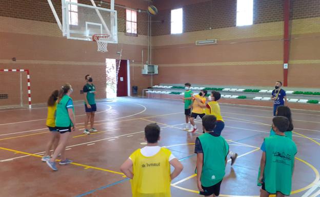 Imagen principal - Otras actividades como baloncesto, balonmano o natación