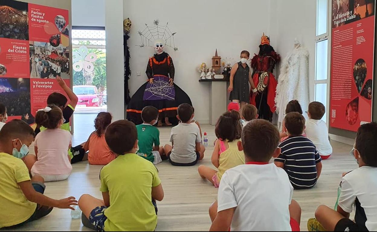 Viendo la exposición de 'La Fuga de la Diabla'