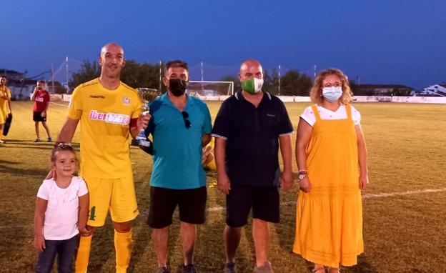 Aitor recibe el trofeo de campeón