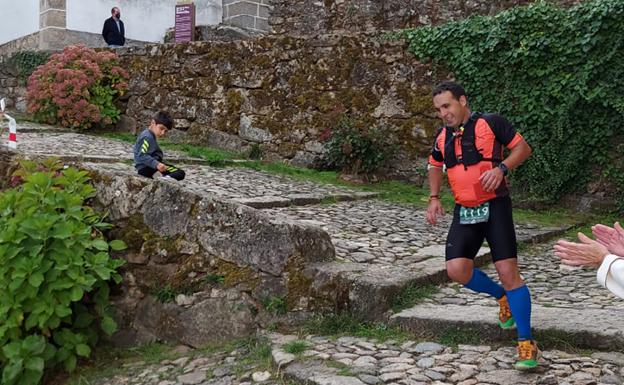 Imagen principal - Los tres corredores en una de las bajadas