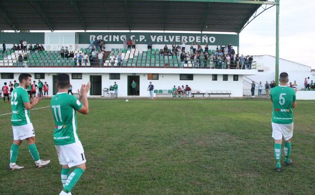 Imagen. Los valverdeños agradecen el apoyo de su afición