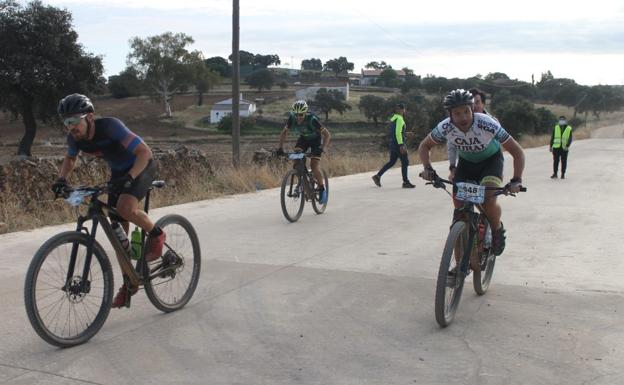 Imagen. A la derecha, Pepe Garcia, primer valverdeño en cruzar la meta