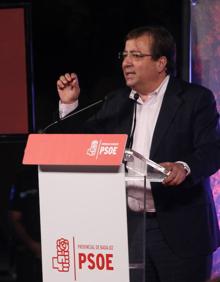 Imagen secundaria 2 - Intervenciones de Adriana Lastra y Guillermo Fernández Vara, y fotografía de los asistenttes con Adriana