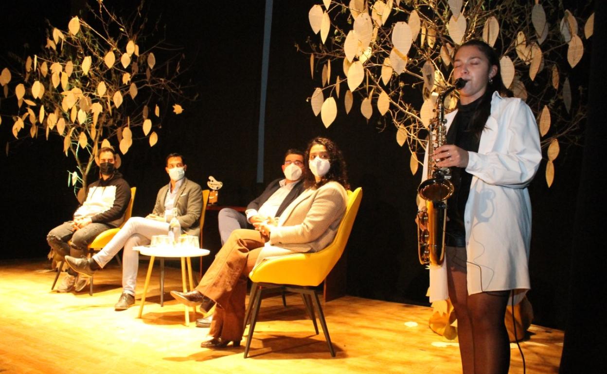 La valverdeña Irene Silva Benavides cierra el acto de inauguración con su saxofón