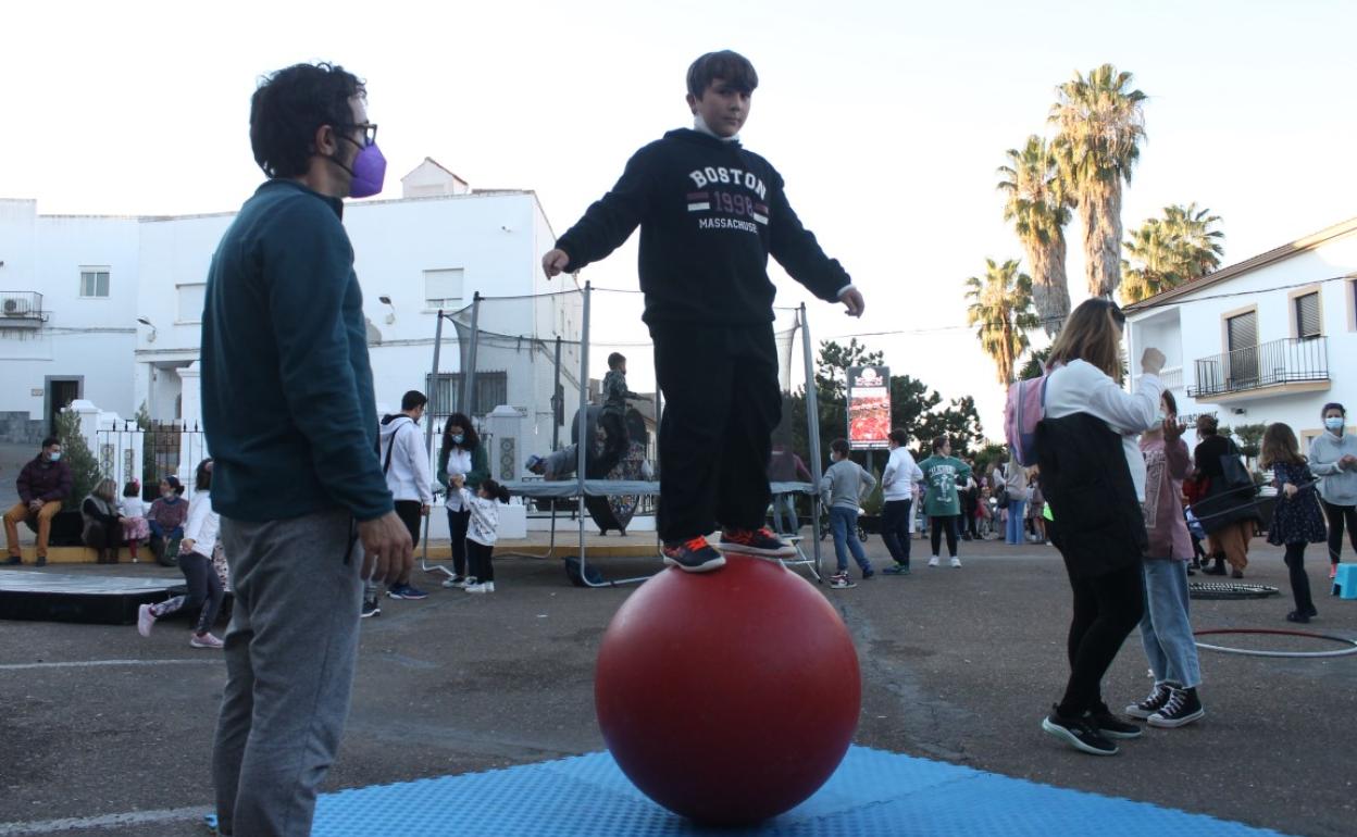Haciendo equilibrio sobre una pelota
