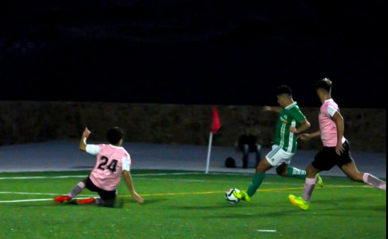 El local Pablo tuvo en su botas la sentencia pero el defensor despejó la pelota