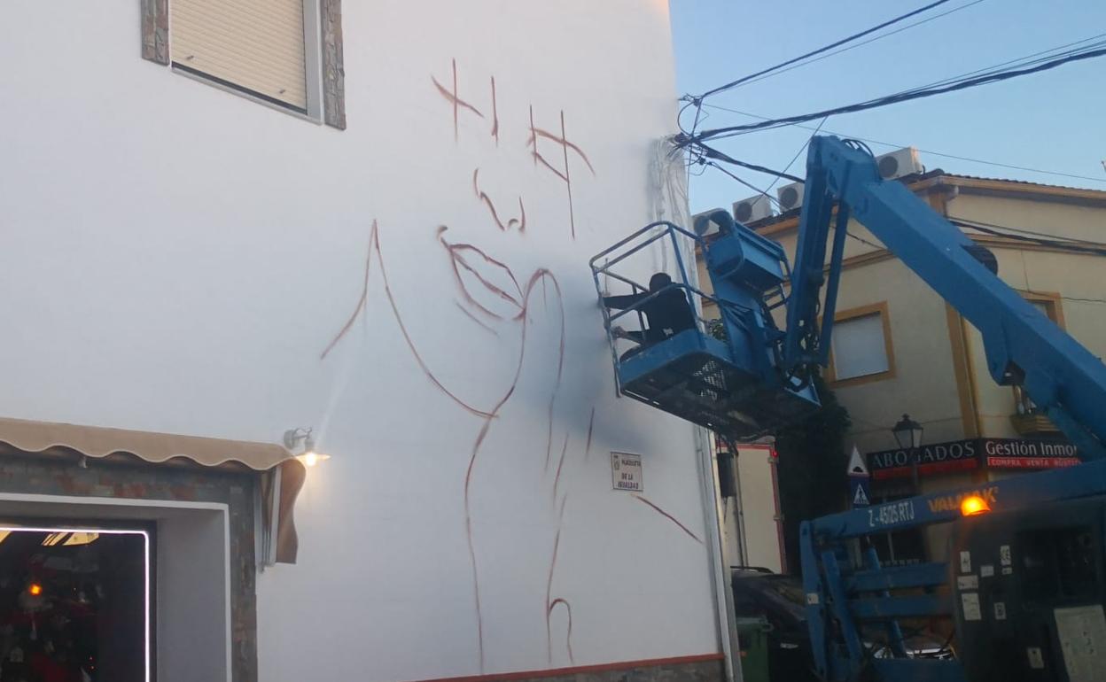 Continúa la pintura artística en la plazoleta de la Igualdad