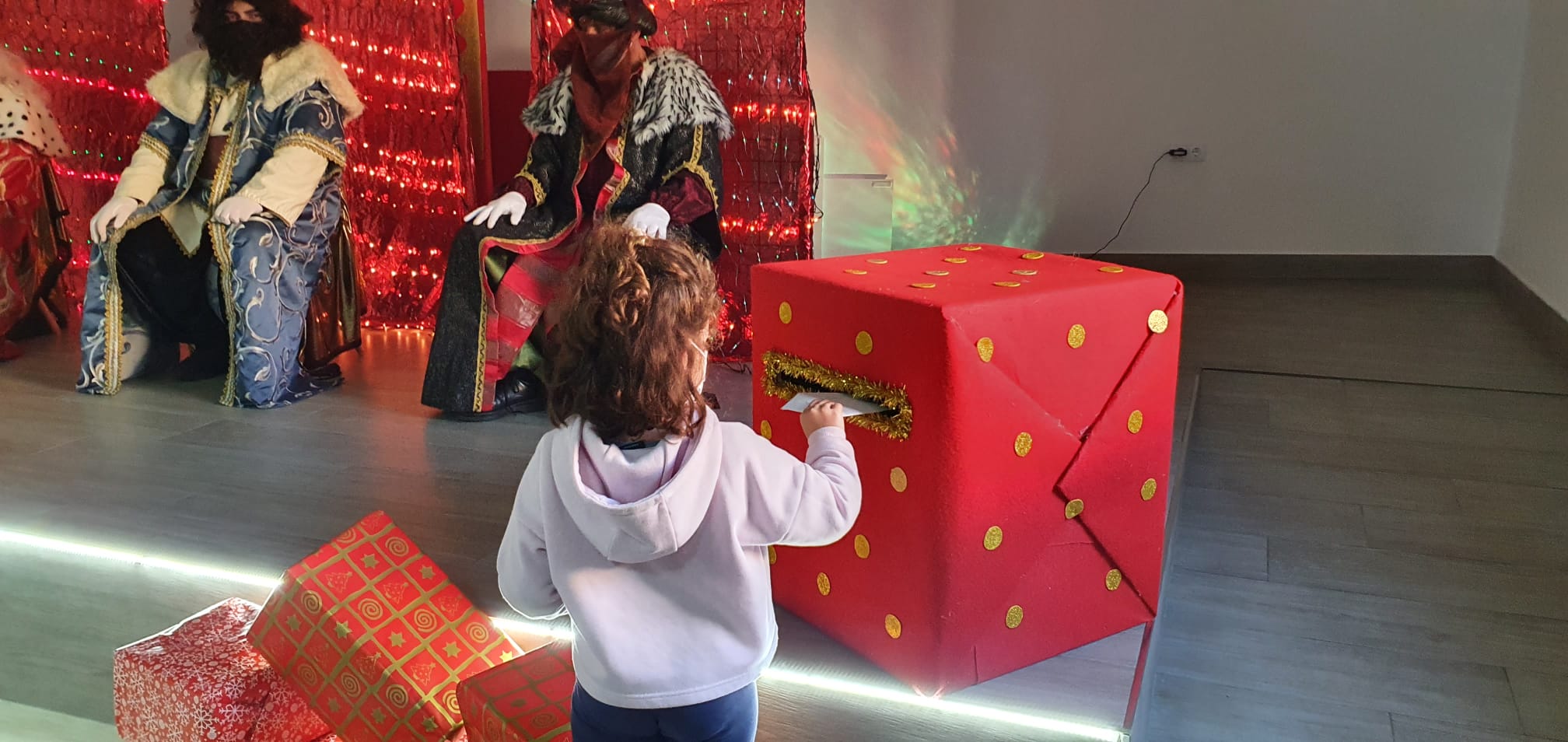 Fotos: Entrega de las cartas a SSMM Los Reyes Magos (03-01-2022)