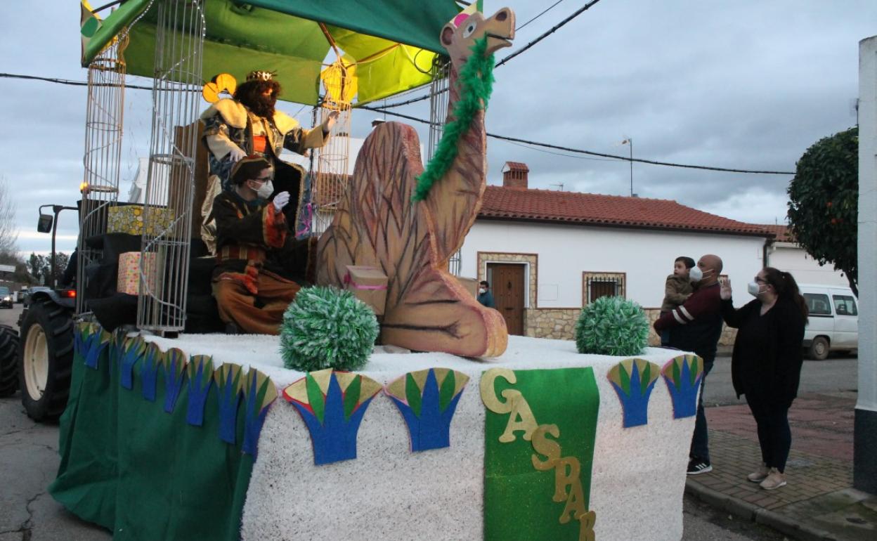 Gaspar saluda a los vecinos desde su carroza