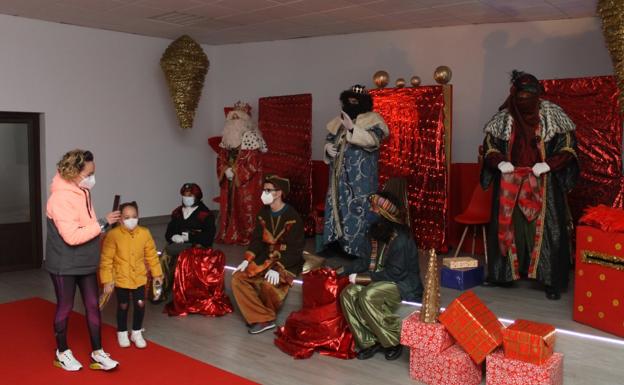 Los pequeños recibieron un obsequio de parte de Los Reyes Magos