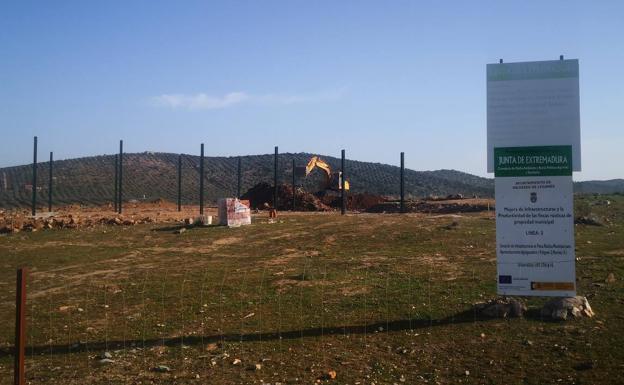 Imagen principal - 1. Cartel informativo de la obra. 2. La maquinaria llevando a cabo sus labores. 3. Construcción del pozo