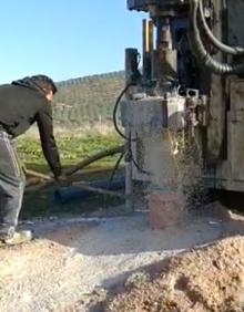 Imagen secundaria 2 - 1. Cartel informativo de la obra. 2. La maquinaria llevando a cabo sus labores. 3. Construcción del pozo