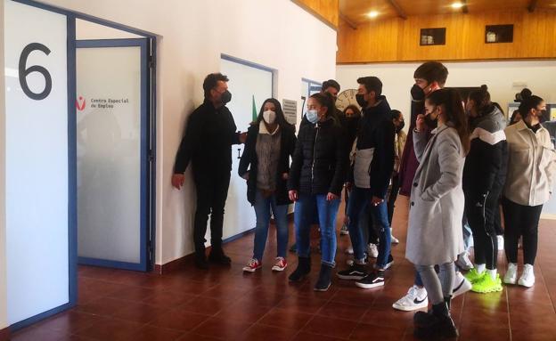 Imagen principal - 1. Visitando el Centro de Empleo. 2. En el Punto de Atención al Ciudadano. 3. El alcalde se dirige a los alumnos