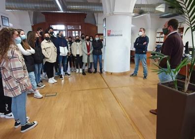 Imagen secundaria 1 - 1. Visitando el Centro de Empleo. 2. En el Punto de Atención al Ciudadano. 3. El alcalde se dirige a los alumnos