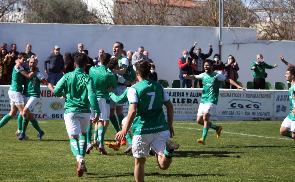 Los valverdeños celebran el gol de Roberto en el último minuto de partido