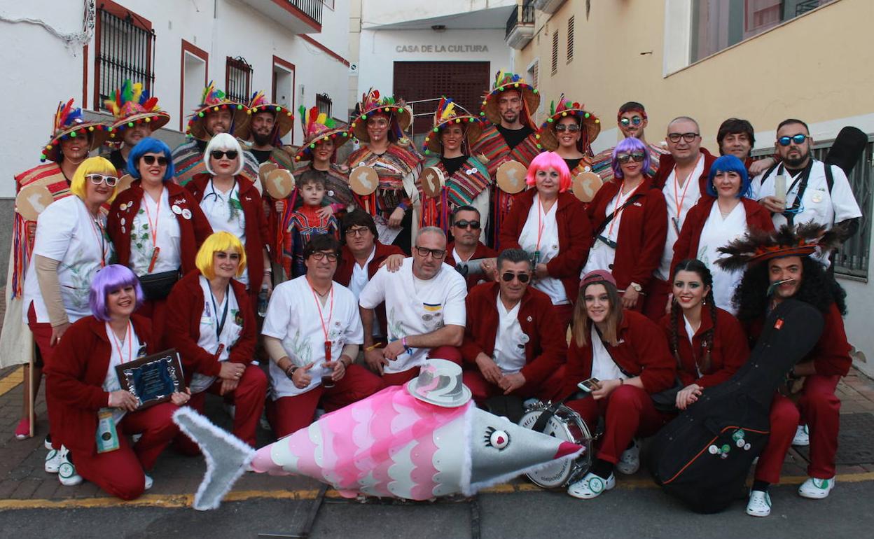 Comparsa y murga vencedoras en este carnaval junto a la sardina