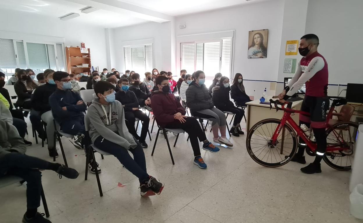 Durante su charla en el Cristo Crucificado