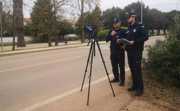 Los agentes junto al radar móvil