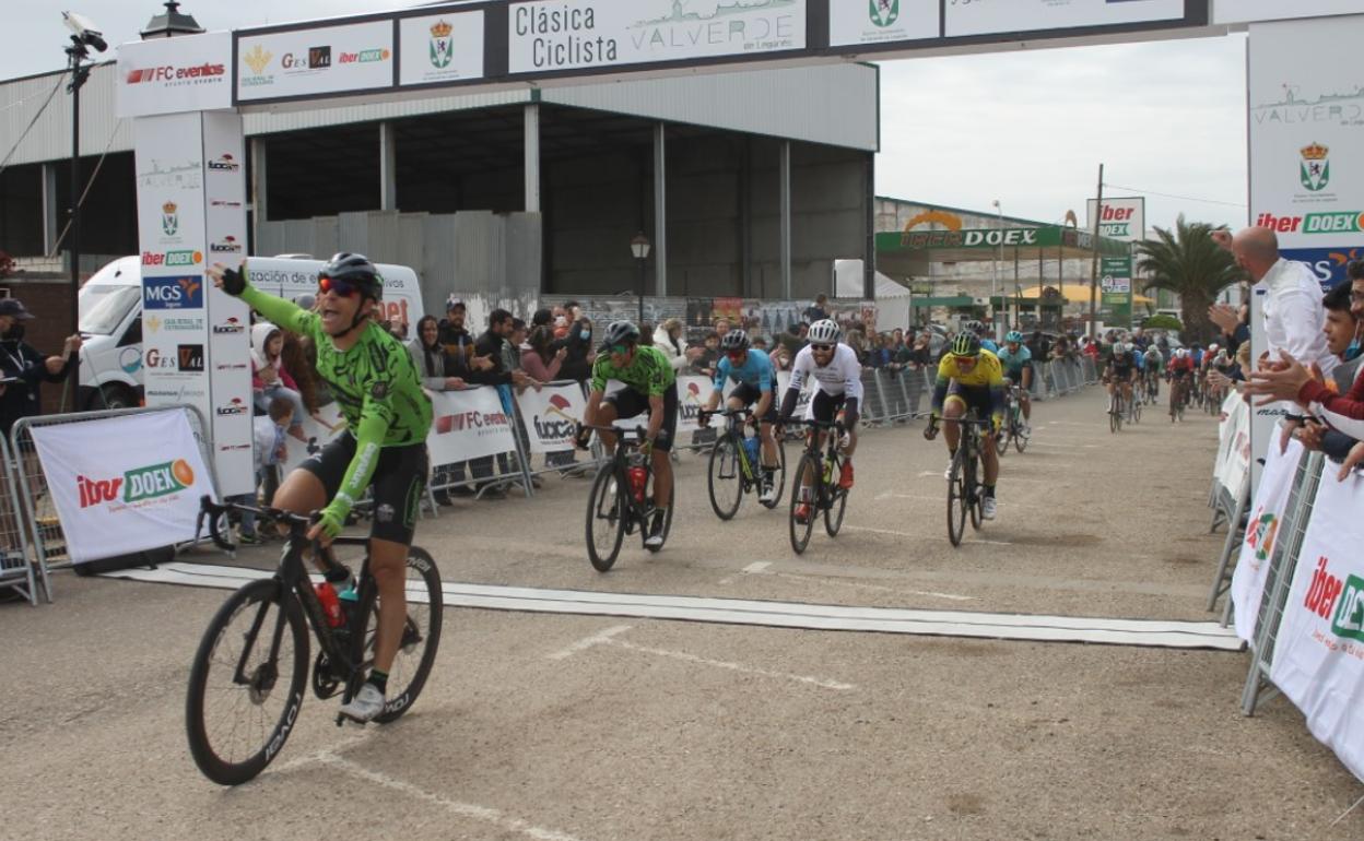 Llegada de Pedro Sánchez Cidoncha, campeón de la I Clásica Ciclista de Valverde