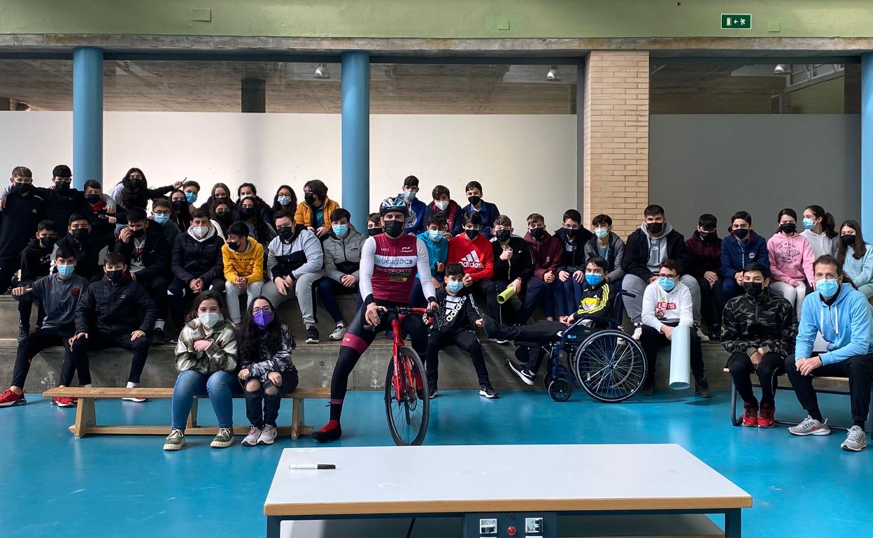 Rubén Tanco junto a alumnos y profesores tras su charla 'Superación sobre ruedas'