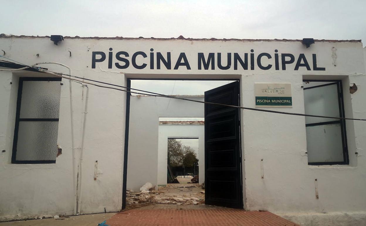 Comienzan los trabajos de renovación de los vestuarios de la piscina