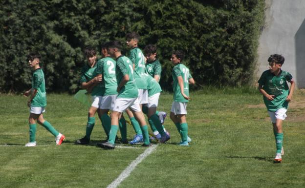 Imagen. Celebración del gol de Lucas para los valverdeños