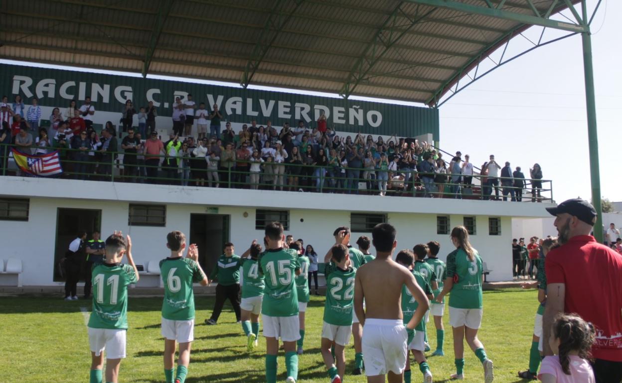 Los aficionados valverdeño despiden a sus jugadores con una fuerte ovación