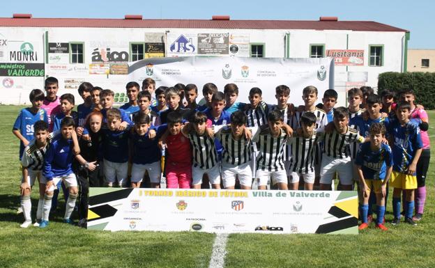 Imagen. Jugadores del O Elvas CAD y el CD Badajoz 