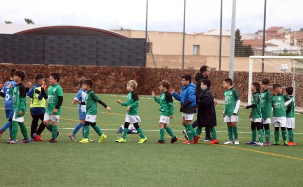 Imagen. Los benjamines se saludan deportivamente tras el partido