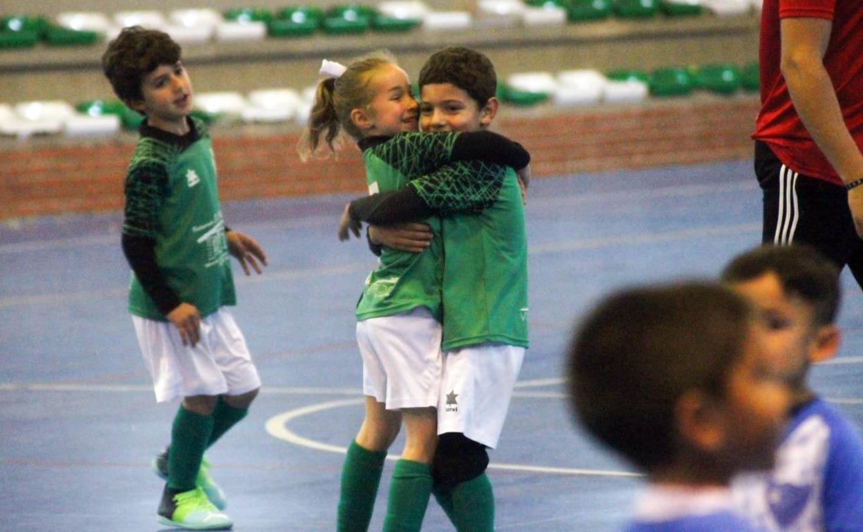 Los zagalines de Valverde se abrazan tras conseguir un gol
