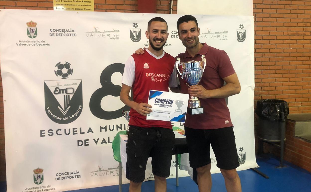 Un representante de los campeones recoge el trofeo