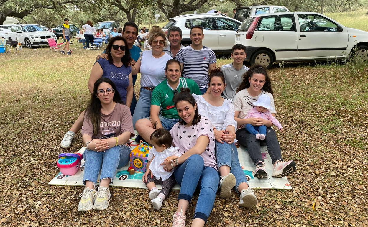Una familia disfrutan de la romería de San Isidro