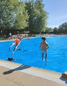 Imagen secundaria 2 - Imágenes en este primer día de apertura de la piscina