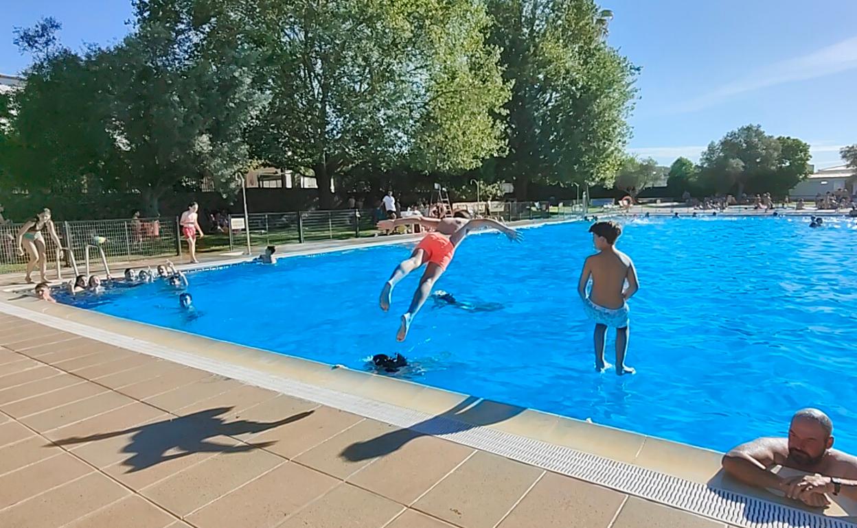 Más de 1.000 personas van a la piscina durante los 4 primeros días