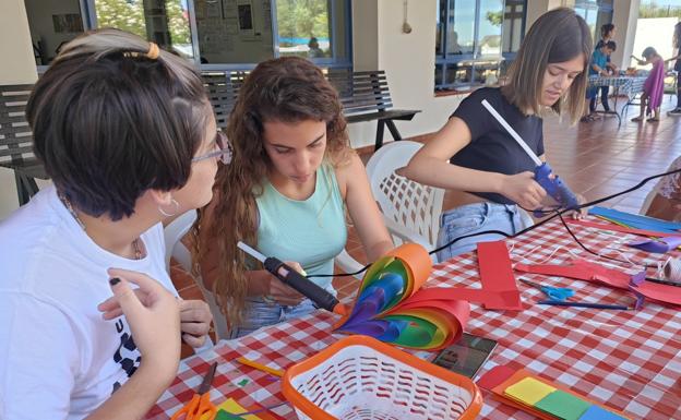 Imagen principal - Actividades de apoyo al colectivo LGTBI+ en el Campamento de Verano