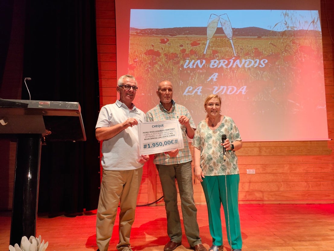 Fotos: Entrega de la recaudación de la venta del libro 'De los bailes de salón al botellón'