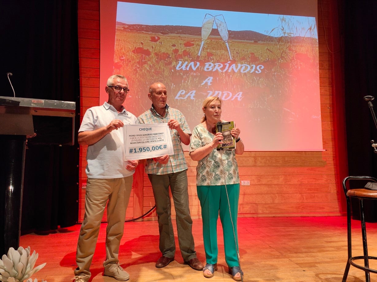 Fotos: Entrega de la recaudación de la venta del libro 'De los bailes de salón al botellón'