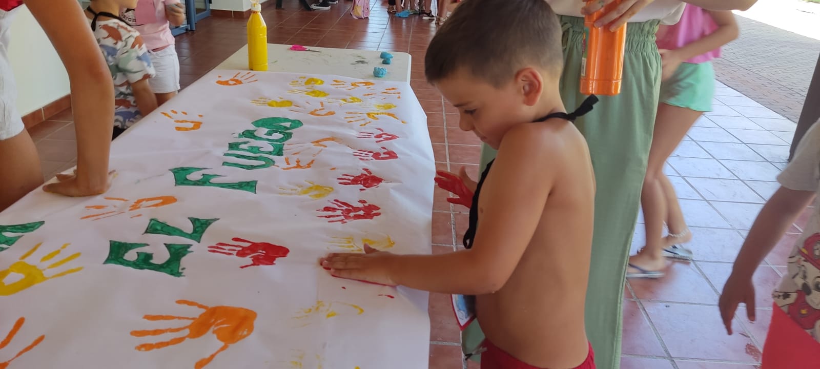 Creando la pancarta en el campamento de verano