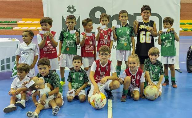 Zagalines y prebenjamines posan con sus medallas
