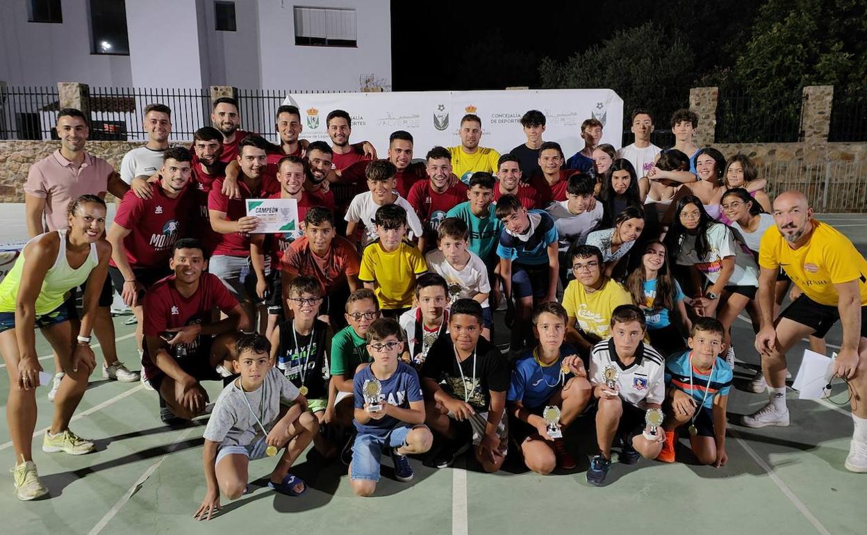 Foto con los ganadores de la noche en el II Valverdeport