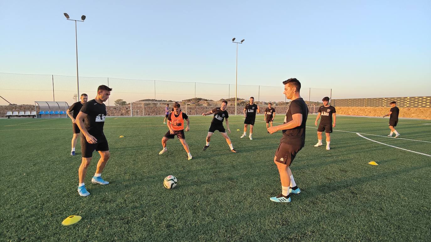 Fotos: Primer entrenamiento del Racing Valverdeño