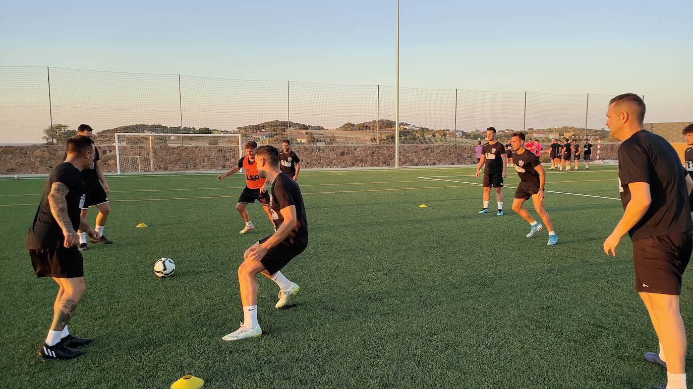 Fotos: Primer entrenamiento del Racing Valverdeño