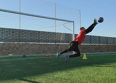 Imagen secundaria 1 - Imágenes del entrenamiento de los juveniles del Racing Valverdeño