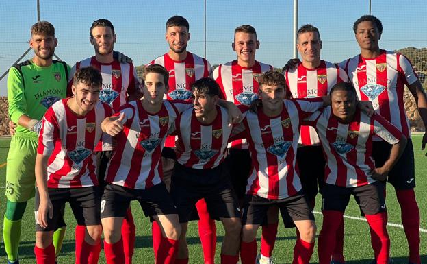 Imagen principal - 1. Equipo titular del San Serván. 2. Capitanes y trío arbitral. 3. Gol de Miguel para el Racing Valverdeño