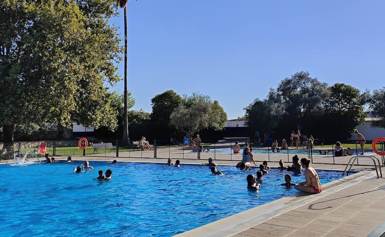 Durante un baño en la piscina municipal