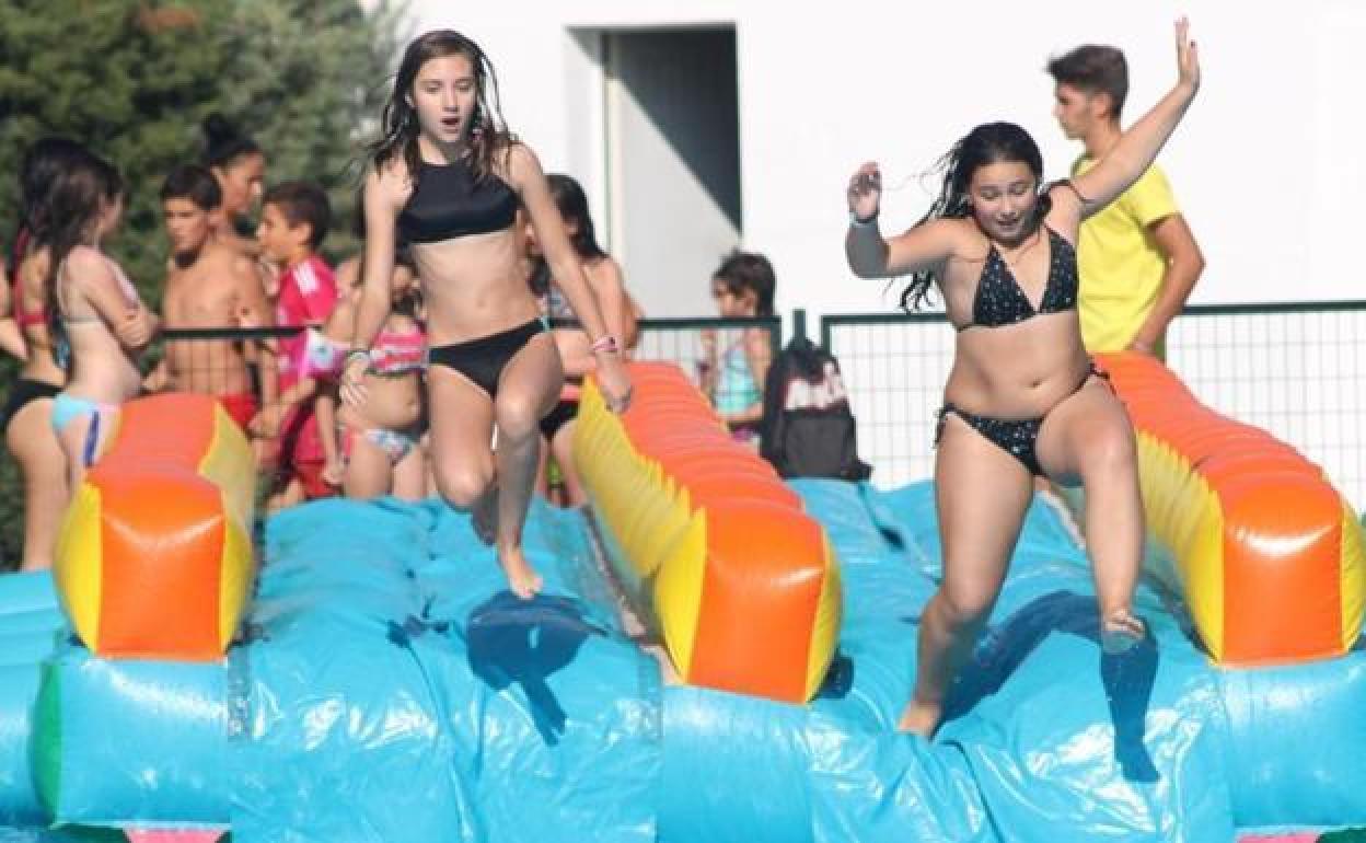 Día de Valverde de Leganés y Día de Extremadura: Esta tarde, hinchables y colchonetas en la piscina municipal