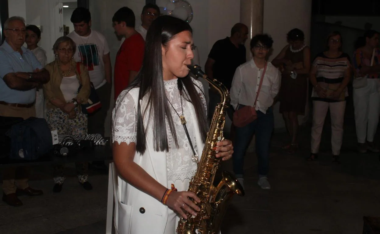 La valverdeña Irene Benavides y su saxofón no se perdieron la I Noche en Blanco